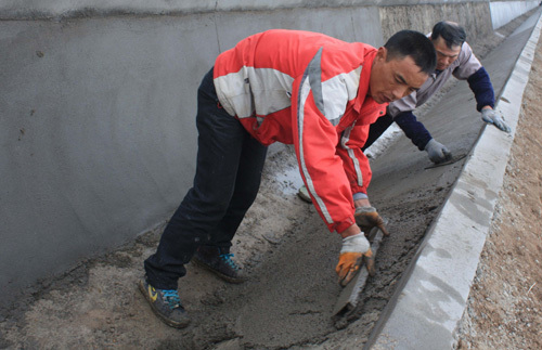 施工人員正在進行澆筑水泥渠