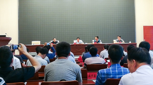 會議現場,崔增團做重要講話