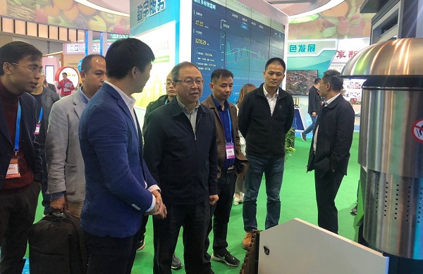 托普工作人員向專家介紹大數據平臺