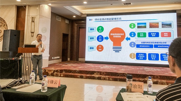 托普云農副總經理錢鵬現場講解圖